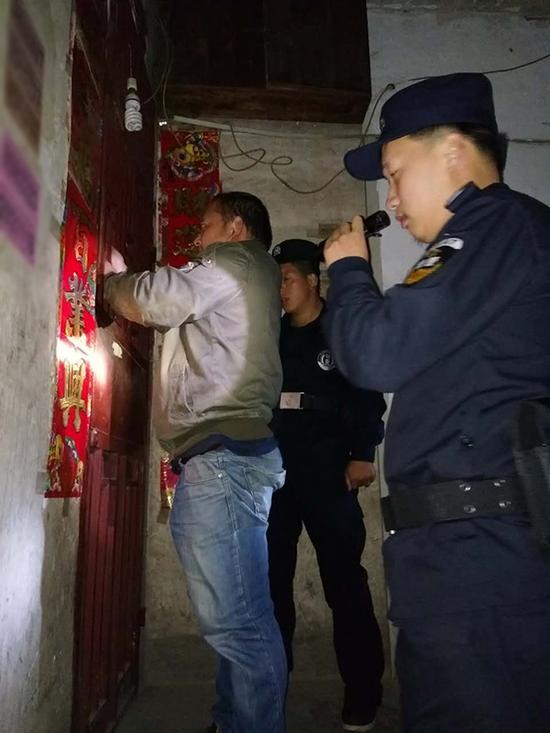 九龙粗心妈妈误将幼女锁家中 民警全城寻开锁师傅开门